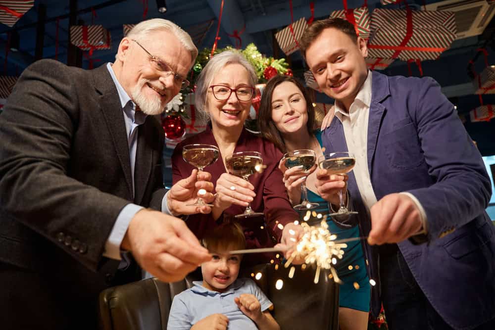 Weihnachtsfeier im Restaurant mit Wunderkerze Weihnachtsfeier im Restaurant mit Wunderkerze